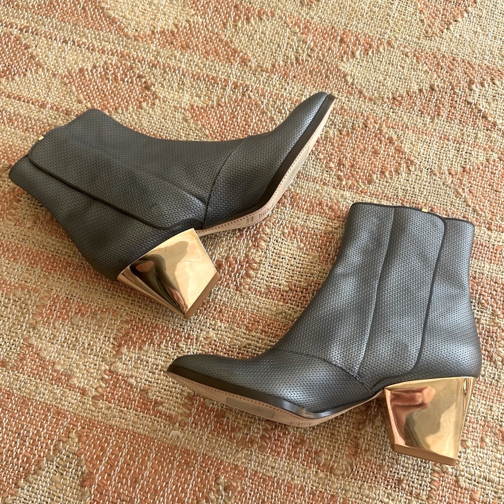 Zoe Lee Addis Bootie Size 40 Metallic Grey with Gold Heels Side Zip Ankle Boot - Picture 9 of 14